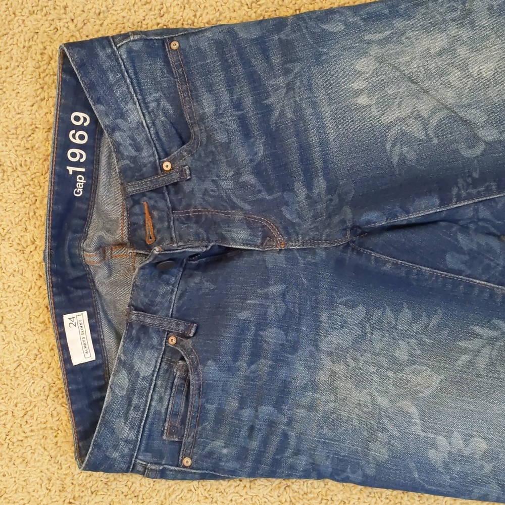 Gap, size 24 floral print skinny jeans